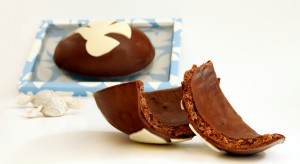 Tchocolath - Ovo Colomba Chocolate ao leite com a casca recheada de ganache de Colomba Pascal
