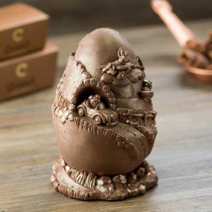 Crismel ovo de páscoa chocolate ao leite estrada e carrinho esculpidos e acabamento metalizado