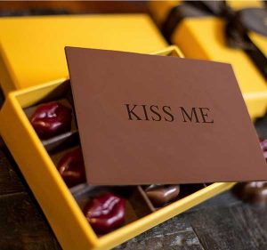 Cau Chocolates Caixa Bombons com Placa Kiss Me